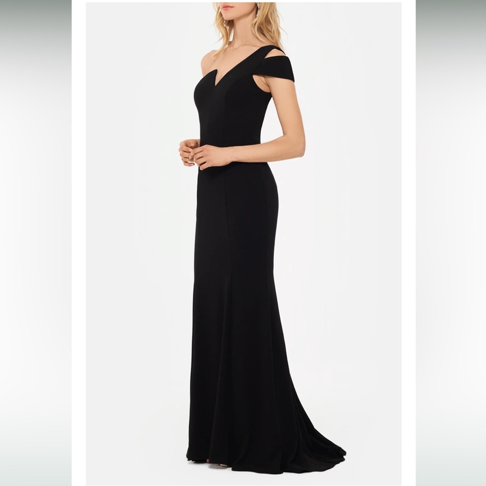 One-Shoulder Scuba Crepe Gown
Betsy & Adam - Picture 1 of 3